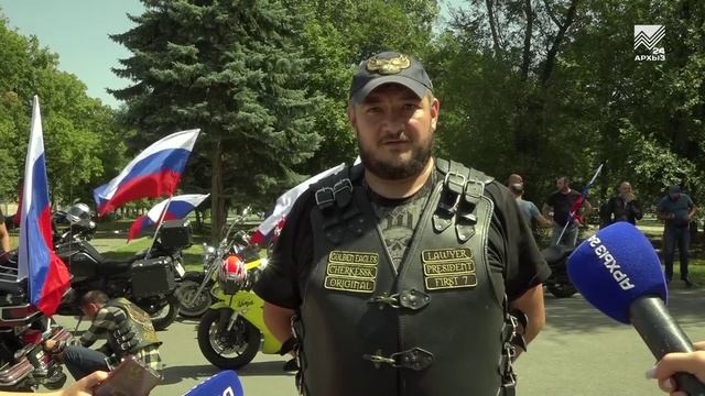 Байкеры КЧР повели в Черкесске мотопробег под российским триколором