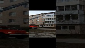 Бабушка закрылась и не хотела открывать дверь и пожарные полезли по лестниц