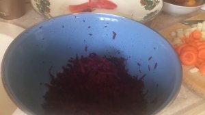 Овощное рагу из свеклы , капусты , морковки , лука , томатов