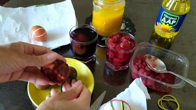 Как или чем покрасить яйца на Пасху из натуральных продуктов, луковой шелухой, куркумой,  с узорами