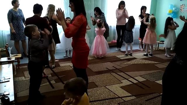 Танец детей с мамами "Мамочка, мамуличка..." смотреть онлайн