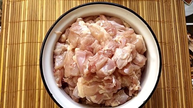 Куриные бёдра с сыром и помидорами на кабачках. смотреть онлайн