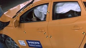 Volvo V40 front off-set small overlap crash test