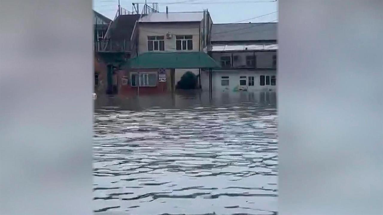 Улицы Дербента ушли под воду из-за сильного ливня