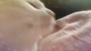 Кот флексит и мяукает под крутую музыку