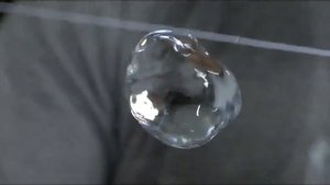 Космонавт Антон Шкаплеров экспедиции МКС 30 показывает поведение красителя в жидкости в невесомости