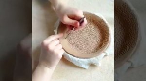 Делаем красивые узоры на получившейся тарелке из керамики