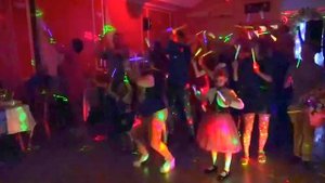 Танец на свадьбе с неоновыми палочками / Dance with luminous sticks