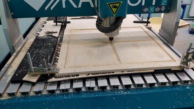 Создание корпуса акустической системы в мастерской по деревообработке.
