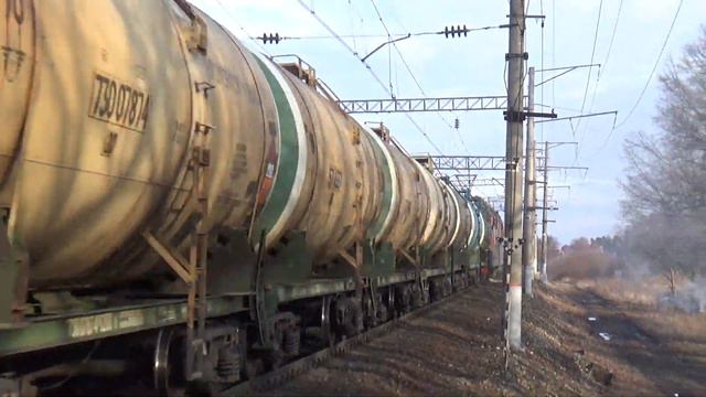 Тепловоз 2ТЭ10М-2974 и электровоз ВЛ80С-740 с грузовыми поездами смотреть онлайн