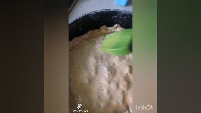 Пирог со щавелем и изюмом.