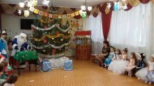 Новогодний Утренник в детском саду Дед Мороз дарит подарки Игры Видео для детей