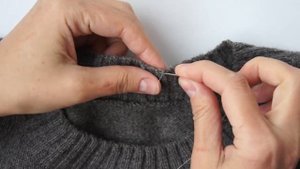 Закрепляем край горловины тонкой резинкой.