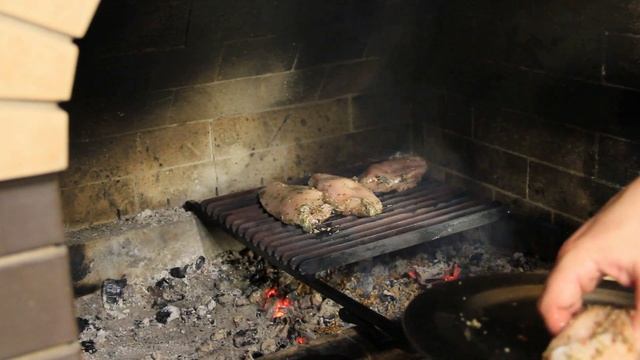 Куриная грудка гриль под... Кирпичом! смотреть онлайн