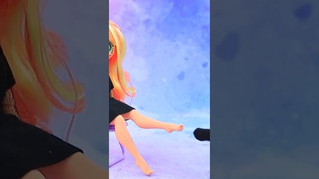 Преврати свою куклу в Мэйвис! Идеи для монстров на каникулах #shorts смотреть онлайн