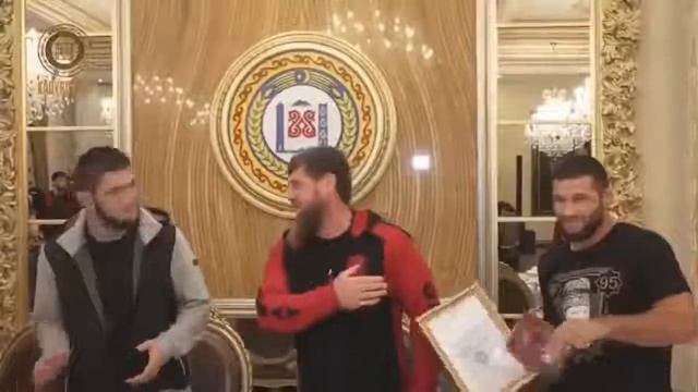 РАМЗАН КАДЫРОВ, ДОСТОЙНО ВСТРЕТИЛ ХАБИБА НУРМАГОМЕДОВА! ПОДАРИЛ МАШИНУ! online смотреть онлайн