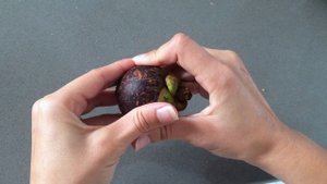 How to cut open a mangosteen / Как открыть мангустин