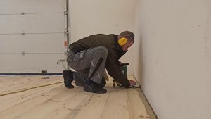 Шлифовка половой доски в гараже.