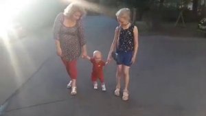 Как правильно водить малыша за ручки? Начало самостоятельного хождения. Как научить малыша ходить?