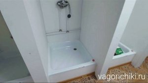 Сантехнический блок-контейнер с душевыми кабинами на стройку (vagonchiki.ru)