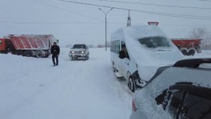 Метель на Сахалине. Люди по домам, машины под снегом