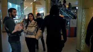 МОМО ХОДИТ В РЕАЛЬНОЙ ЖИЗНИ И ПУГАЕТ ЛЮДЕЙ!