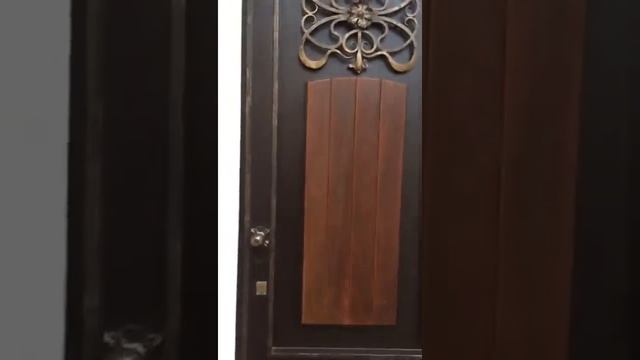 Шикарные кованые ворота с дубовыми щитами.