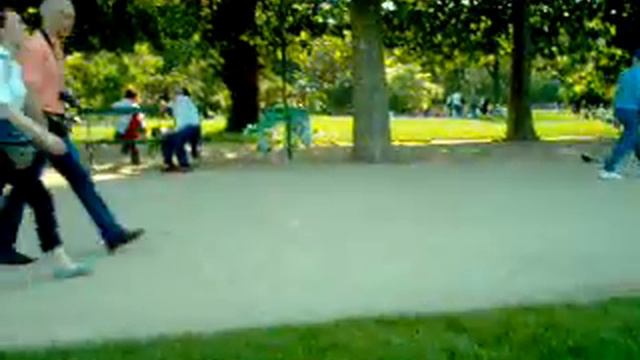 Champ de Mars, Eiffel Tour смотреть онлайн