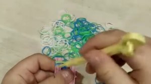 плетём новогодний шарик из резинок на рогатке без станка