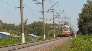 "Ветеран". ВЛ10-568 с грузовым поездом останавливается перед красным сигналом светофора