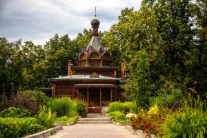 Храм Святителя Тихона Задонского на Ширяевом поле в Сокольниках.