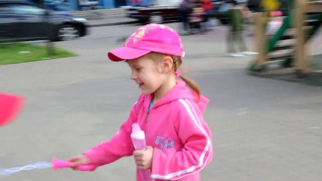 Принцесса Диана и Принцесса Алёна играют с голубями. смотреть онлайн