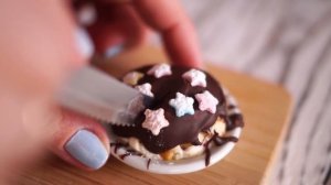 МИНИАТЮРНАЯ ЕДА ДЛЯ КУКОЛ БАРБИ ? Лайфхаки для кукол/Как сделать МИНИ СЛАДОСТИ/Торт для кукол/Рузик