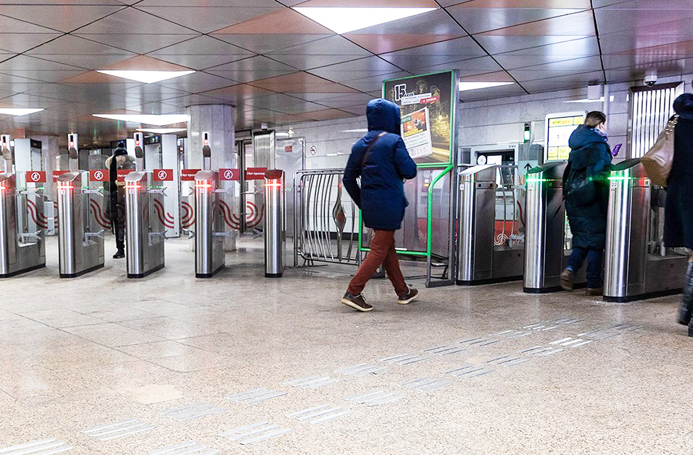 В метро Москвы появились тактильные указатели для незрячих пассажиров / Город новостей на ТВЦ