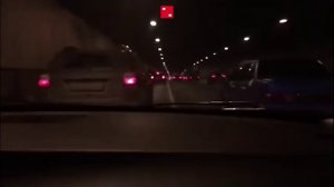 BMW устраивает "игры в шашки" на дороге на большой скорости