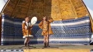 Песня на чукотском языке исполняет Арина Каургина