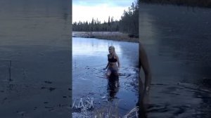 Обнаженные девушки зимой закаляются в холодной воде