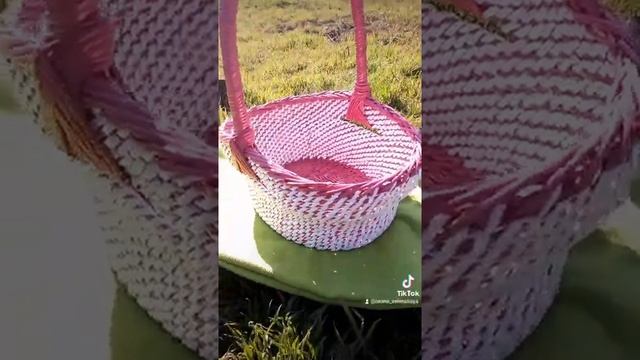 Корзинка выполнена корневым плетением. смотреть онлайн