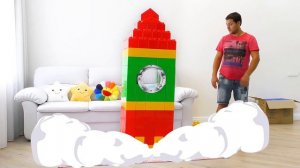 София собирается на бал Принцесс и строит карету из цветных блоков