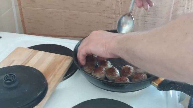 тефтели на сковороде с подливом смотреть онлайн
