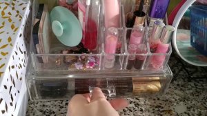 Обзор стола с косметикой.