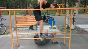 Самые сложные трюки на брусьях
