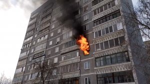 "Дымная" лампа выгнала из подъезда 25 человек