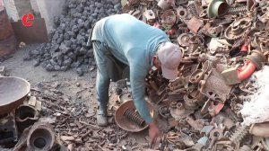 Сельский литейный цех, где 80-летний старик отливает металлические детали.