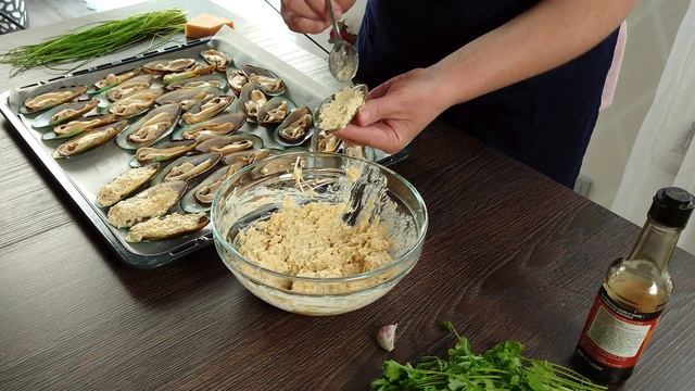 МИДИИ с Сырно-Чесночным Соусом. Мидии Запеченые в Духовке. Как почистить мидии.