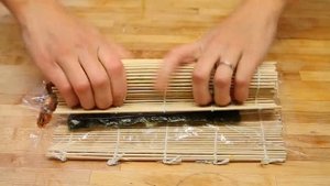 Ролл с креветками и тунцом-готовим суши