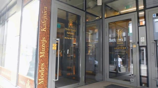 Рига. Туристы увлекаются коллекционированием люков. На люках - история города смотреть онлайн