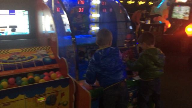 Играем на детских автоматах в Блокбастере. Прямо в цель! :) смотреть онлайн