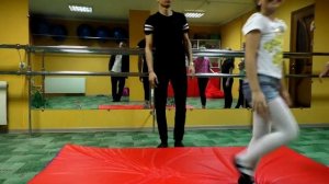Ангелина на тренировке по акробатике. Акробатика для детей. Видео для детей