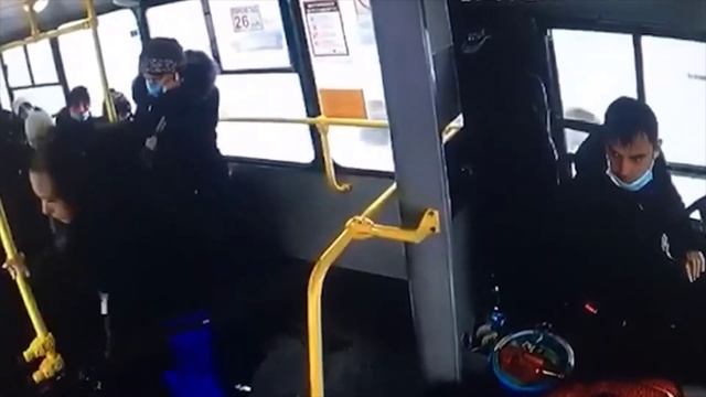 В Красноярске кондуктор пинками выгнала из автобуса пенсионерку без маски, хотя тоже была без неё смотреть онлайн